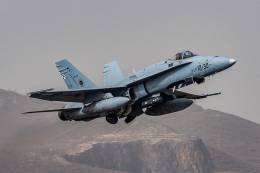 La primera l�nea de defensa la dan los aviones de combate, como este EF-18M del Ala 12, desplegado en la Base A�reo de Gando. (Foto: Antonio Rodr�guez Santana)