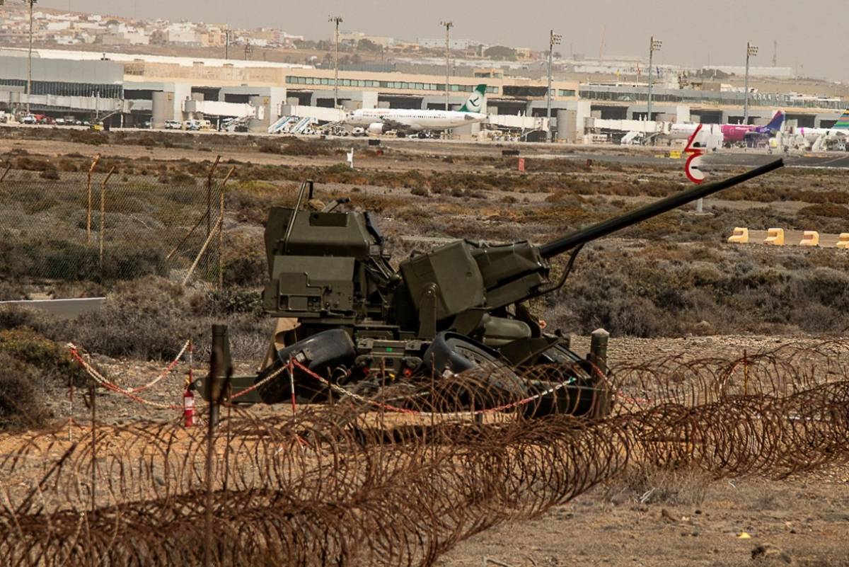 La pieza de artillería antiaérea 35/90 GDF-007 del Ejército de Tierra español, al fondo se ve el aeropuerto de Gando (Gran Canaria). (Foto: Antonio Rodríguez Santana) La pieza de artillería antiaérea 35/90 GDF-007 del Ejército de Tierra español, al fondo se ve el aeropuerto de Gando (Gran Canaria). (Foto: Antonio Rodríguez Santana)