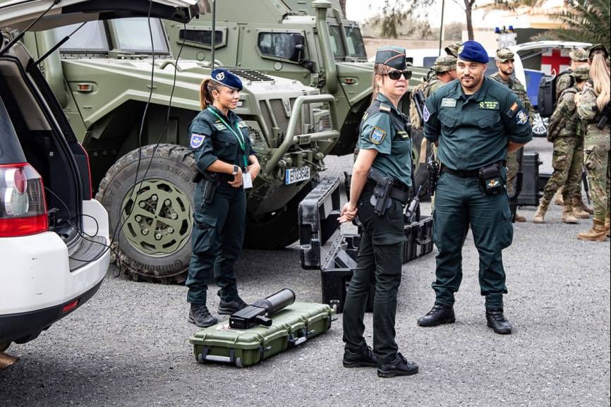 Personal de un equipo C-UAS de la Guardia Civil participante en el ‘Eagle Eye 25-03’. (Foto: Antonio Rodríguez Santana)