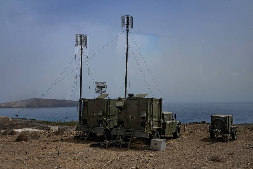 Estaciones de comunicación de la Unidad de Defensa Antiaérea (UDAA) III-73 desplegados en Gando. (Foto: Antonio Rodríguez Santana)