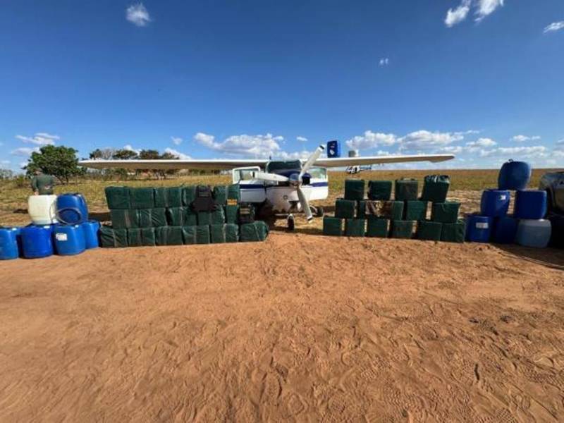 La Cessna interceptada por la FAB con los fardos de droga.