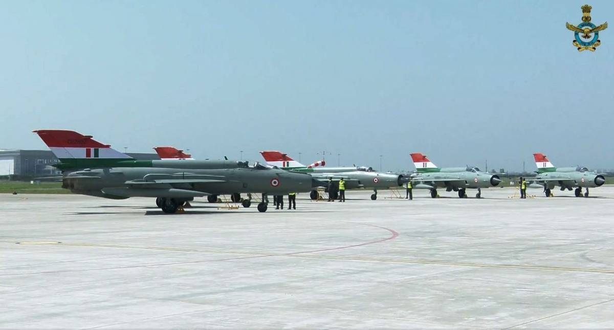 La formaci�n de MiG-21, pintados especialmente, que protagoniz� la despedida del m�tico modelo. (Foto Fuerza A�rea de la India)