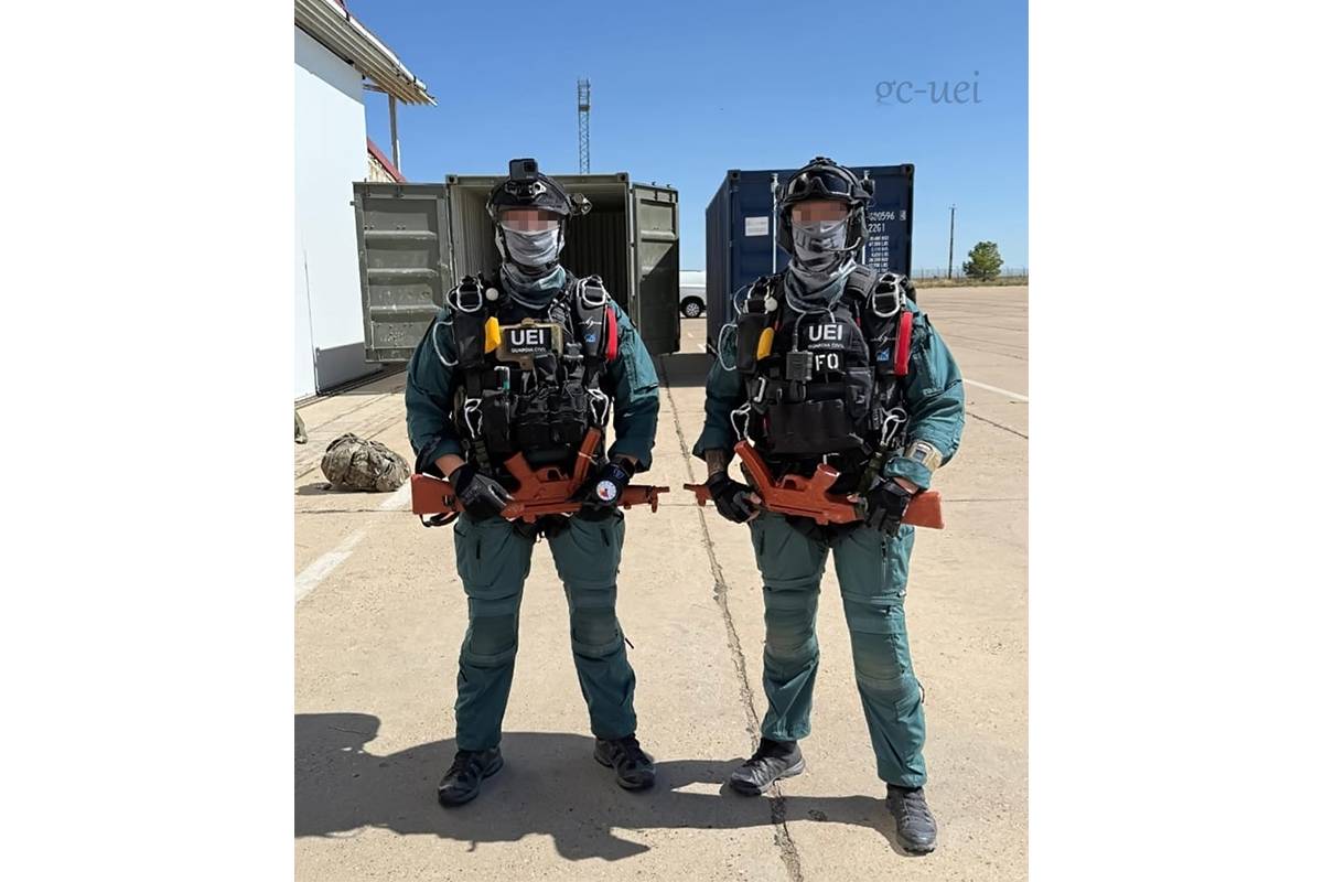 "La UEI es una Unidad en constante evolución.Una de las razones de nuestra asistencia es la de poder compartir experiencias con diferentes unidades de primer nivel y así poder adaptar diferentes procedimientos a nuestros perfiles de misión" "La UEI es una Unidad en constante evolución.Una de las razones de nuestra asistencia es la de poder compartir experiencias con diferentes unidades de primer nivel y así poder adaptar diferentes procedimientos a nuestros perfiles de misión"