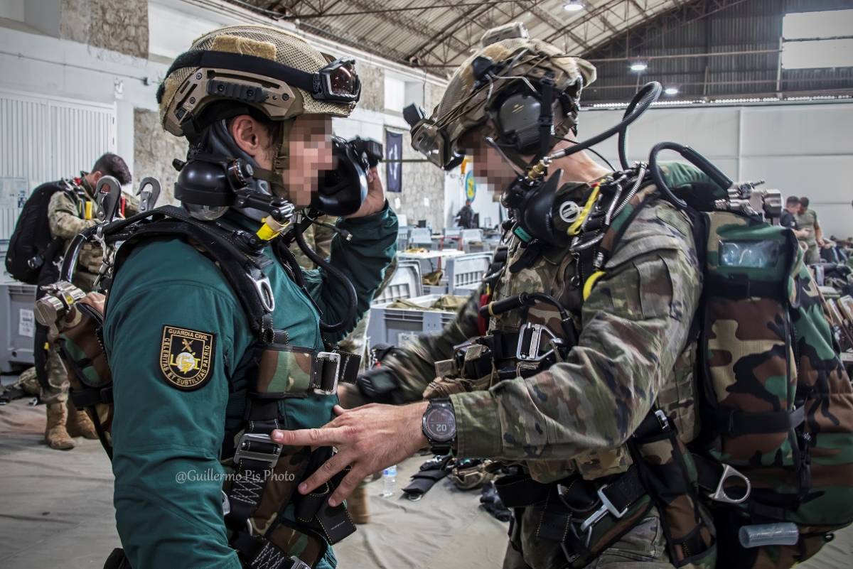 Operador UEI recibiendo las últimas comprobaciones del jefe de salto para un lanzamiento en tándem con oxígeno. Operador UEI recibiendo las últimas comprobaciones del jefe de salto para un lanzamiento en tándem con oxígeno.