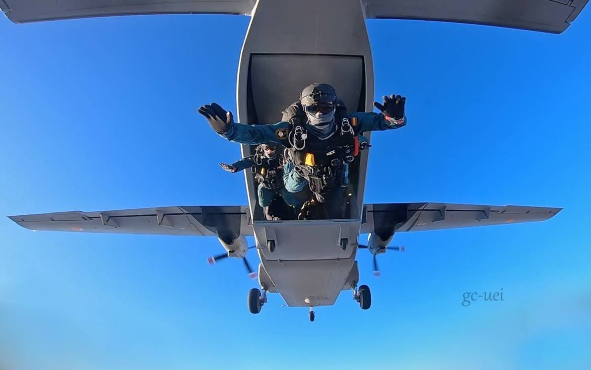 Operadores de la UEI realizando un salto desde un C212 AVIOCAR. Ésta aeronave junto con el CN295 y el AIRBUS A400 han sido las plataformas de ala fija utilizadas en este ejercicio. Operadores de la UEI realizando un salto desde un C212 AVIOCAR. Ésta aeronave junto con el CN295 y el AIRBUS A400 han sido las plataformas de ala fija utilizadas en este ejercicio.
