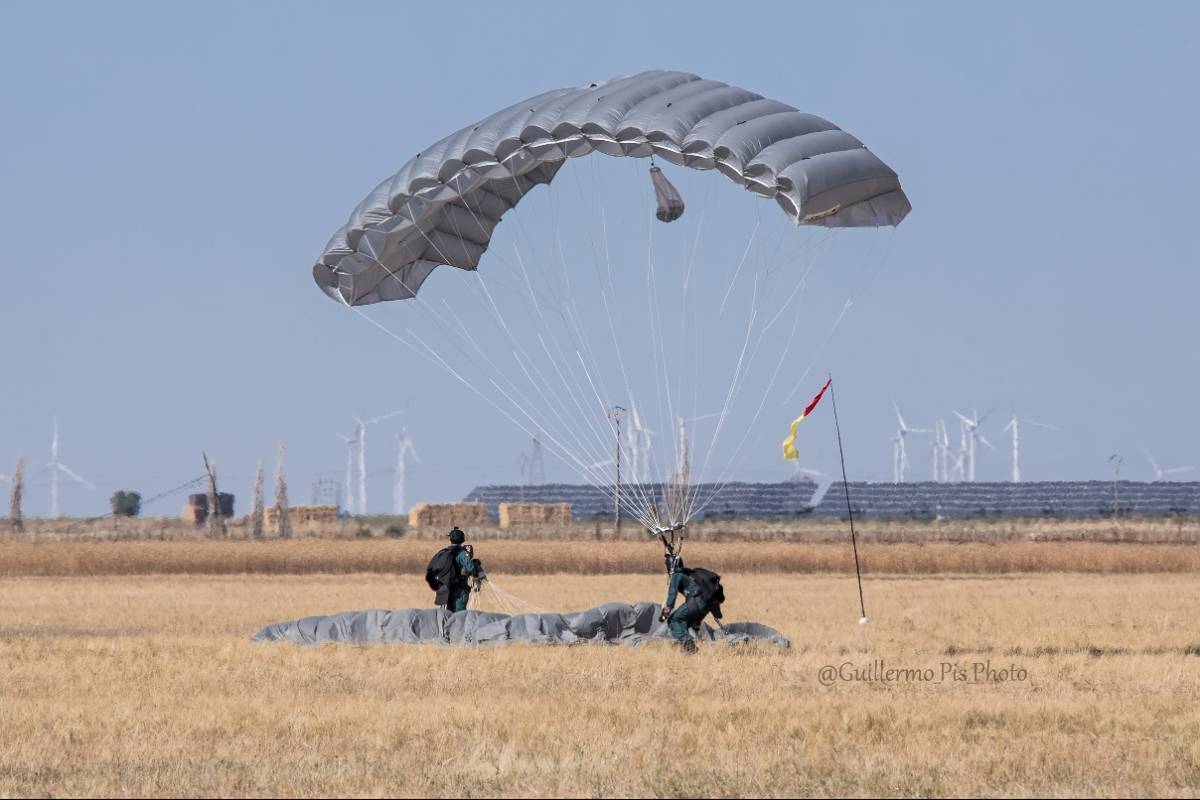 Aunque mas centrada en los saltos Tácticos, la UEI no es agena a las necesidades excepcionales de inserción en la zona de operaciones que puedan presentarse Aunque mas centrada en los saltos Tácticos, la UEI no es agena a las necesidades excepcionales de inserción en la zona de operaciones que puedan presentarse