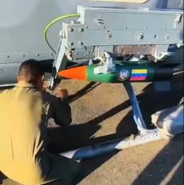 Preparaci�n de un proyectil 127/54C modificada para ser empleada como una bomba de ca�da libre. (Foto: Armada de Venezuela)