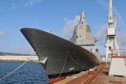 La nueva fragata �Bonifaz� en los muelles de la planta de Navantia, donde se la remolc� tras su botadura la tarde del 11 de septiembre.