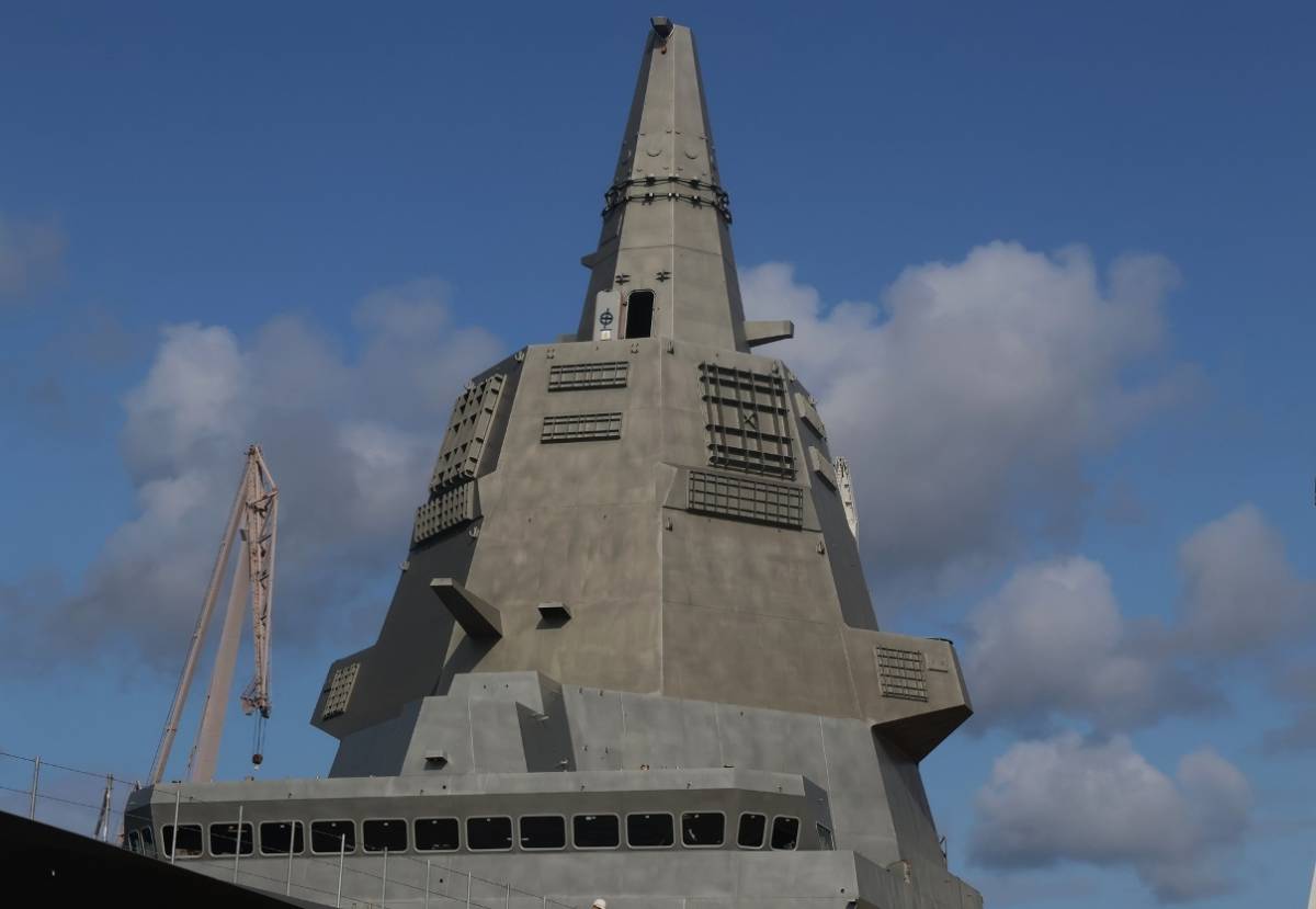 Detalle del bloque que alojará el radar SPY-7 (V) y el mástil integrado de la fragata “Bonifaz”. Detalle del bloque que alojará el radar SPY-7 (V) y el mástil integrado de la fragata “Bonifaz”.