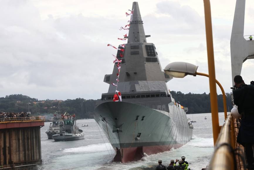 Momento en la que la “Bonifaz” toma contacto con las aguas de la Ría de Ferrol, tras ser botada desde la grada nº-1 del astillero de Navantia en Ferrol.
