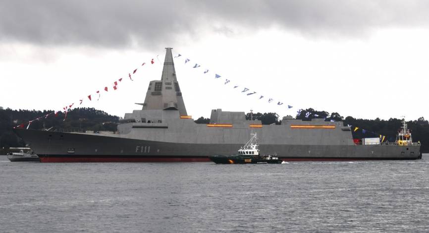La fragata “Bonifaz” ya a flote, junta a ésta se ve la patrullera “Rio Jallas” de la Guardia Civil, que vigiló desde la Ria de Ferrol.