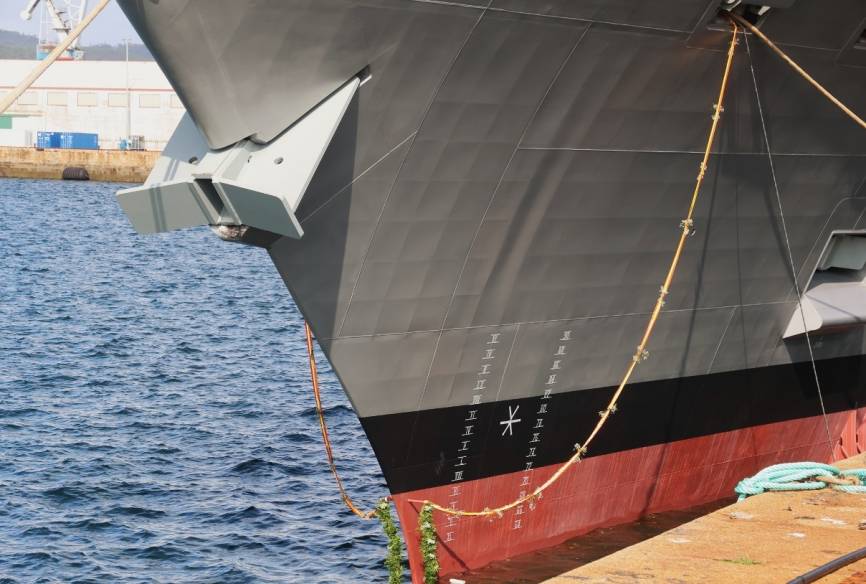 Detalle de la roda de la fragata “Bonifaz”, se aprecia además una de las anclas del que será el nuevo navío de escolta de la Armada española.