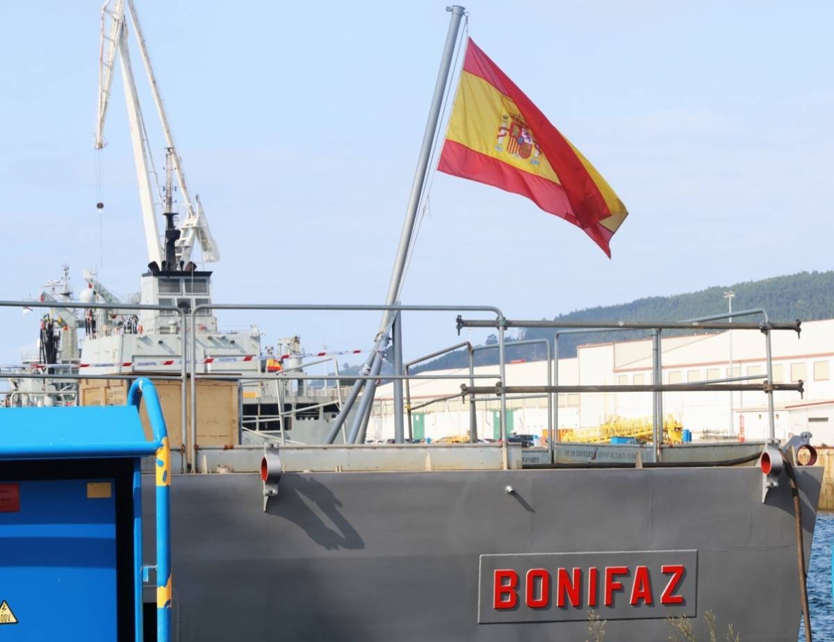 Vista de popa de la fragata “Bonifaz”, donde se aprecia el nombre del navío, en cuyo mástil ya ondea la bandera de España. Vista de popa de la fragata “Bonifaz”, donde se aprecia el nombre del navío, en cuyo mástil ya ondea la bandera de España.