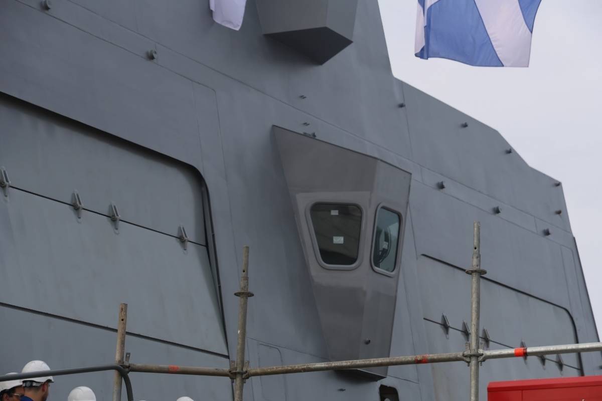 Las puertas de los dos hangares junto a la cubierta de vuelo, entre medias se ve el primario de vuelo. Las puertas de los dos hangares junto a la cubierta de vuelo, entre medias se ve el primario de vuelo.