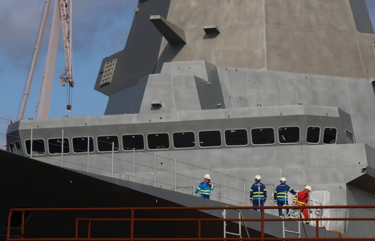 El amplio ventanal del puente de mando de la fragata “Bonifaz”. El amplio ventanal del puente de mando de la fragata “Bonifaz”.