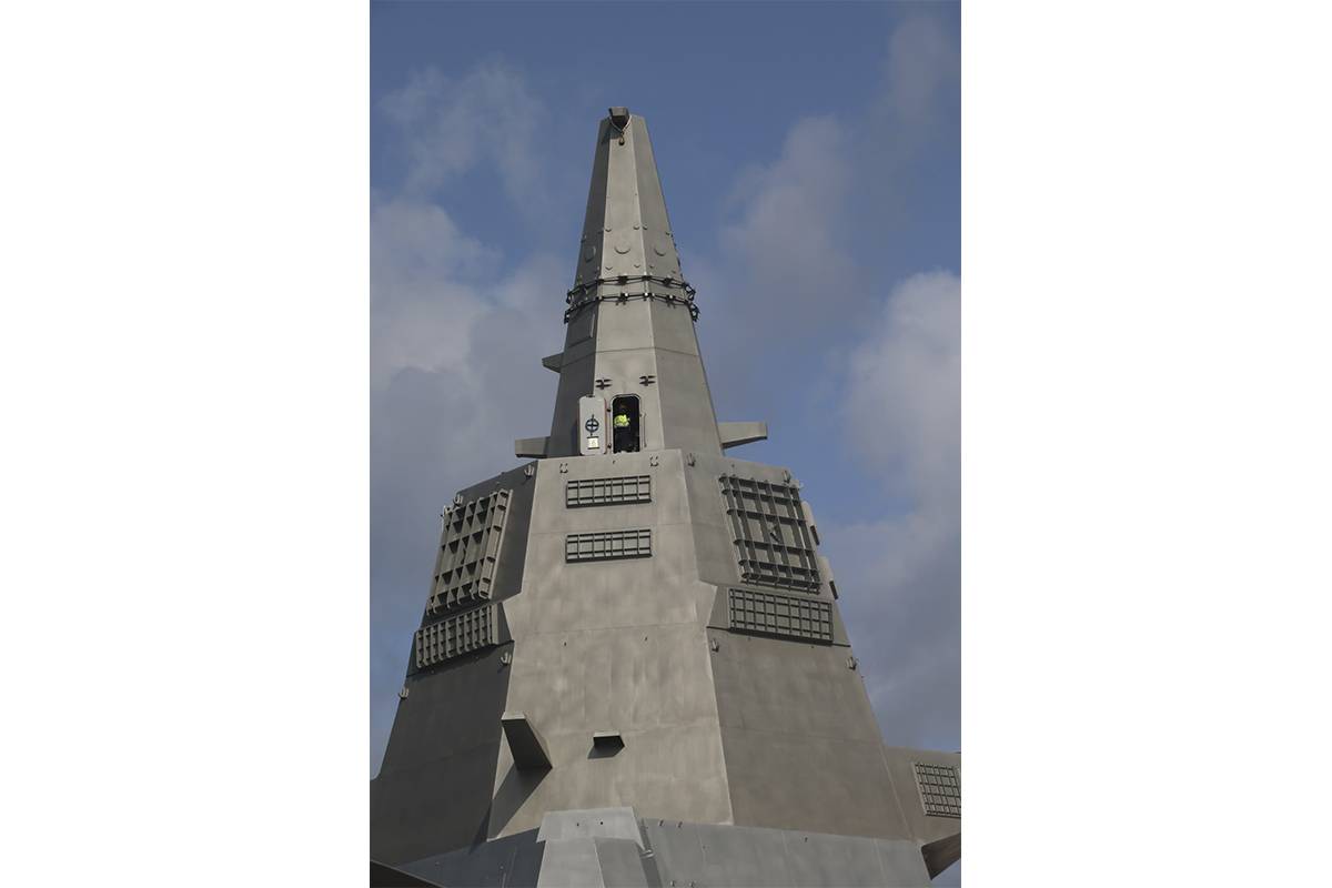 Un trabajador de Navantia en la puerta del mástil integrado, lo que da una idea del gran tamaño de éste y del bloque que alojará el radar SPY-7 (V). Un trabajador de Navantia en la puerta del mástil integrado, lo que da una idea del gran tamaño de éste y del bloque que alojará el radar SPY-7 (V).