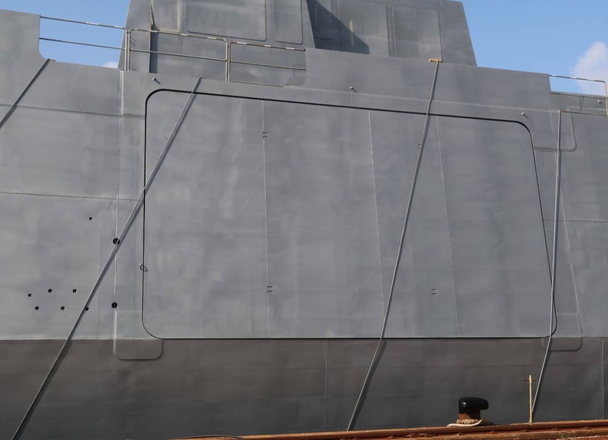 Dos grandes compuertas laterales, aquí vemos la de babor, permitirán desplegar los medios que lleve la fragata en sus espacios multifunción. Dos grandes compuertas laterales, aquí vemos la de babor, permitirán desplegar los medios que lleve la fragata en sus espacios multifunción.