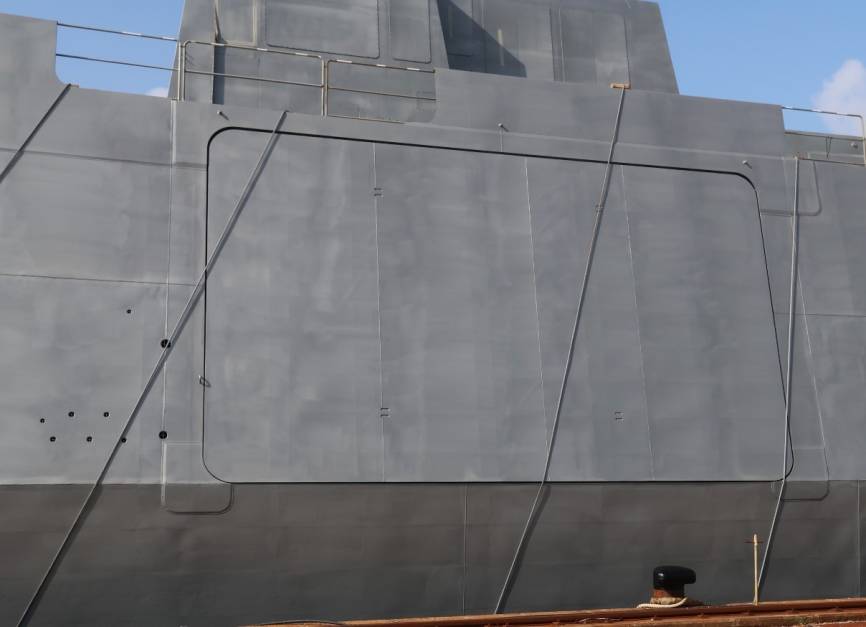 Dos grandes compuertas laterales, aquí vemos la de babor, permitirán desplegar los medios que lleve la fragata en sus espacios multifunción.