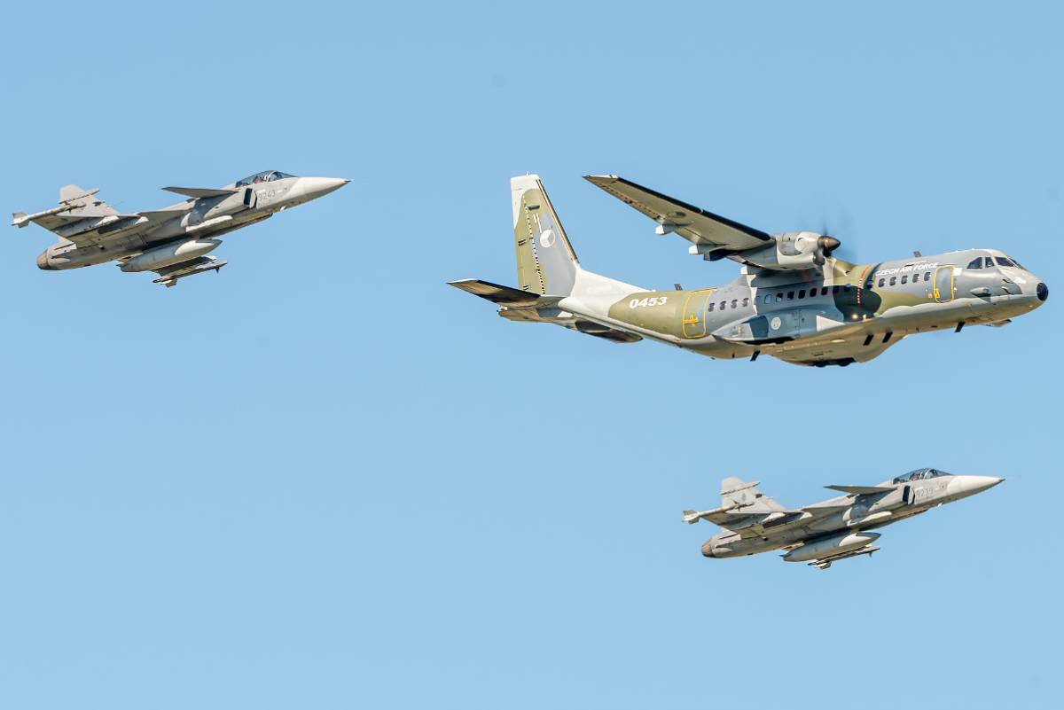 SAAB JAS 39C GRIPEN/CASA C-295M. SAAB JAS 39C GRIPEN/CASA C-295M.