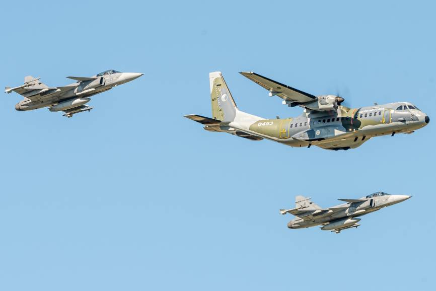 SAAB JAS 39C GRIPEN/CASA C-295M.