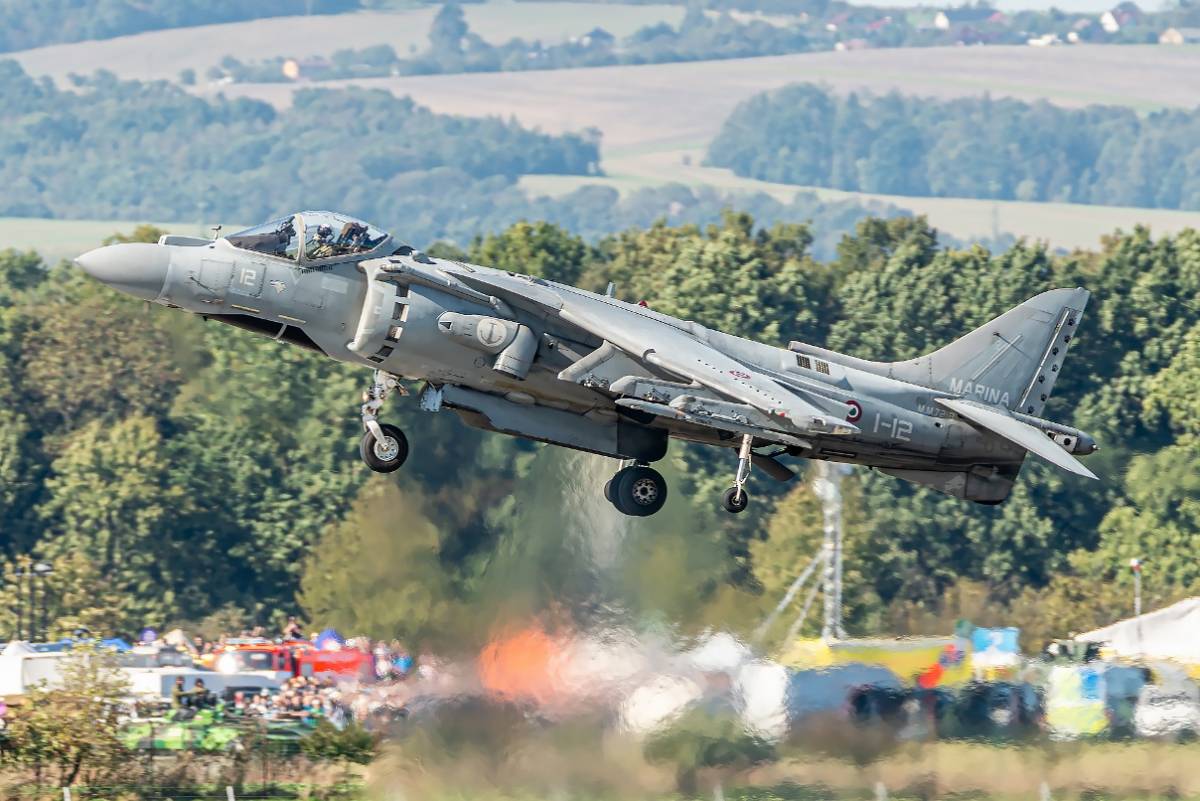 MCDONNELL DOUGLAS AV-8B HARRIER II+. MCDONNELL DOUGLAS AV-8B HARRIER II+.