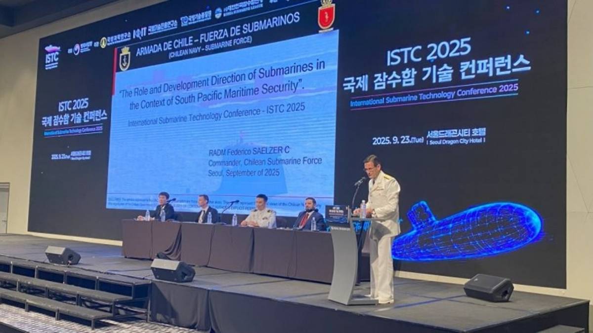El Contraalmirante Saelzer durante la conferencia.