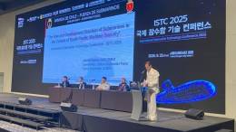 El Contraalmirante Saelzer durante la conferencia.