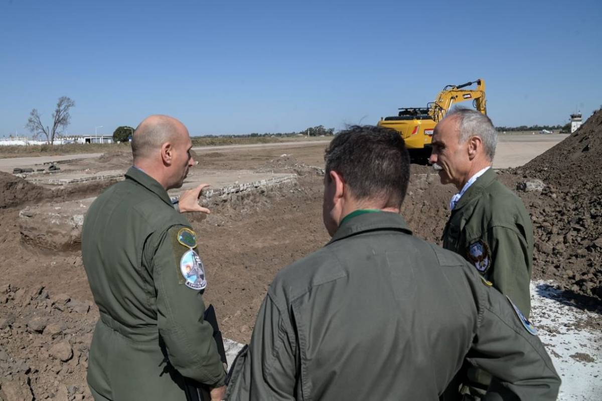 El jefe de la Fuerza Aérea Argentina supervisando los avances. El jefe de la Fuerza Aérea Argentina supervisando los avances.