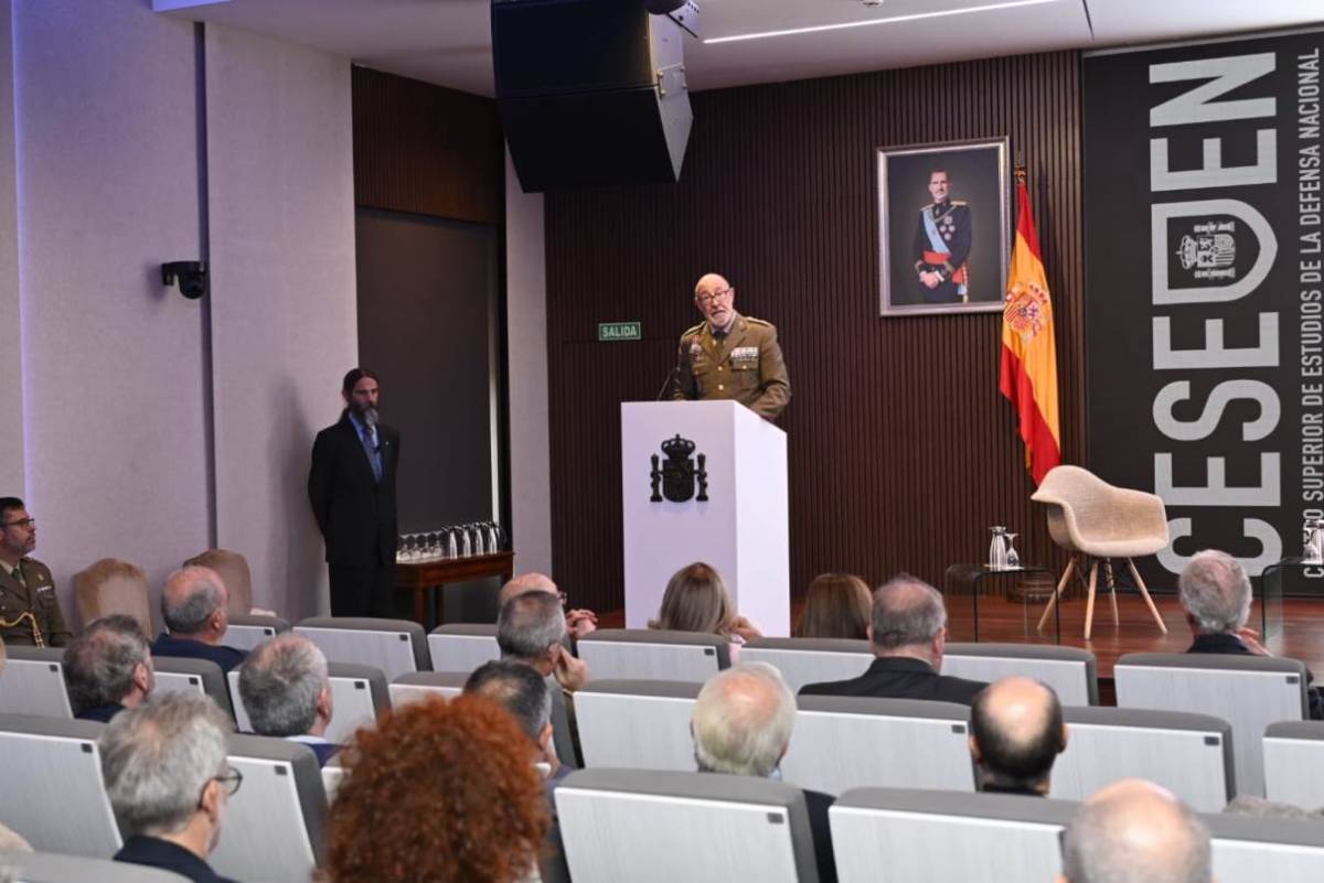 Presentación del libro en el CESEDEN. (foto: Grupo Amper) Presentación del libro en el CESEDEN. (foto: Grupo Amper)