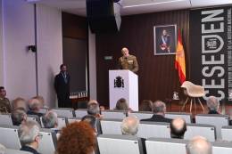 Presentacin del libro en el CESEDEN. (foto: Grupo Amper)