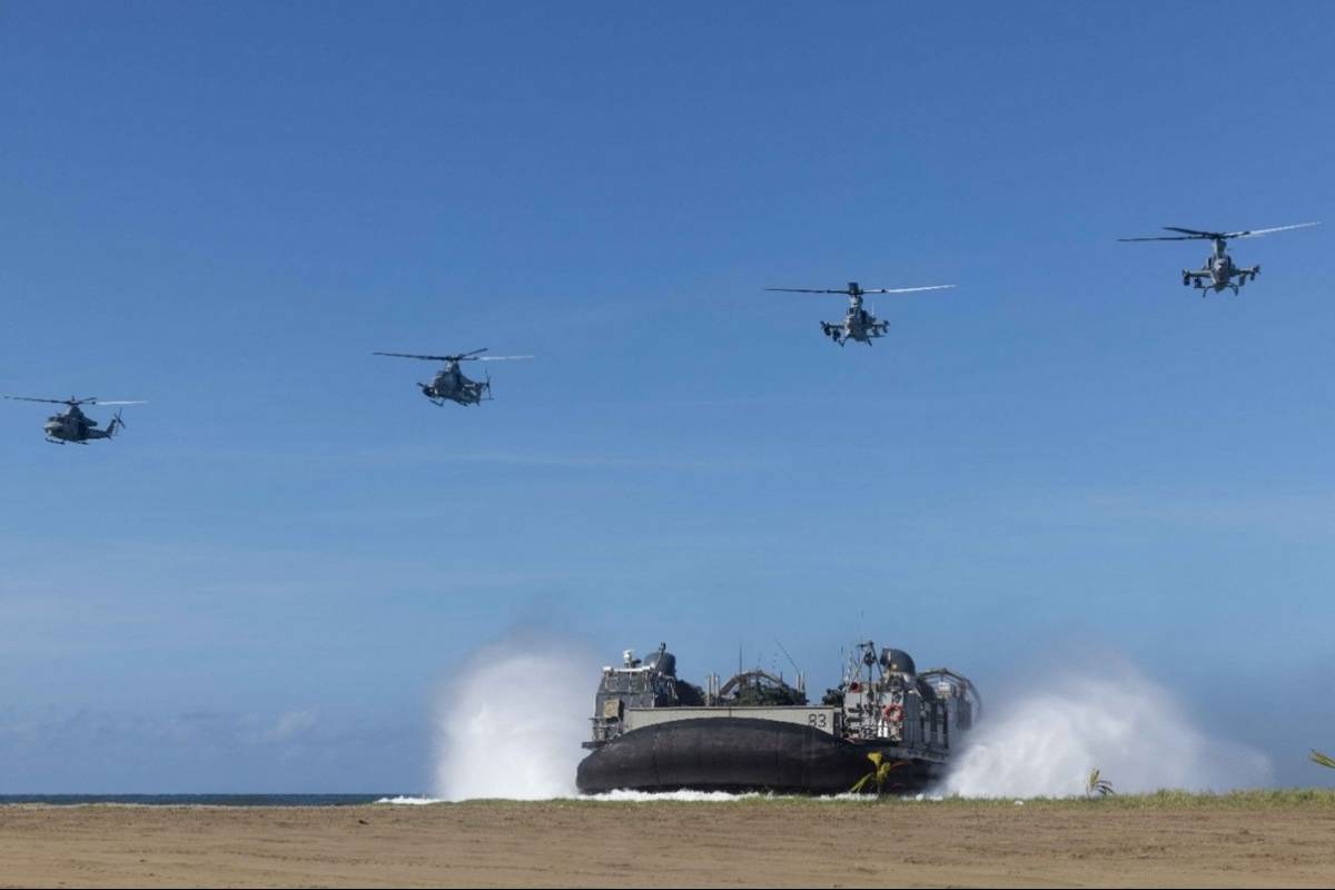 Un aerodeslizador LCAC del USS Iwo Jima (LHD-7) escoltado por helicpteros Bell UH-1Y Venom y AH-1Z Viper llegan a una playa en Arroyo. (Foto: USMC)