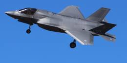 Uno de los F-35B de la Marina Militare en fase de aterrizaje en Albacete. (foto Julio Maiz Gutirrez)