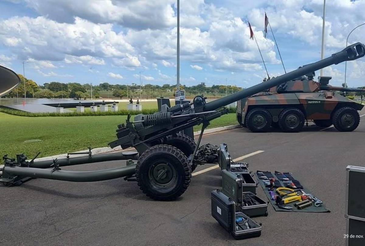 Un obús de 105 mm. Un obús de 105 mm.