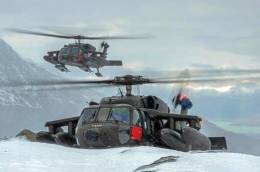 Helicpteros Black Hawk MH-60M durante la Campaa Campos de Hielo Sur 2024.