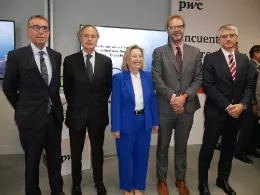 De izquierda a derecha: Bernat Figueras (PwC); Ricardo Mart Flux, Presidente de TEDAE; Mara Amparo Valcarce, Secretaria de Estado de Defensa; Jordi Garca Brustenga, Secretario de Estado de Industria; Jordi Esteve (PwC). Foto: Diego Gmez.