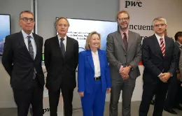 De izquierda a derecha: Bernat Figueras (PwC); Ricardo Martí Fluxá, Presidente de TEDAE; María Amparo Valcarce, Secretaria de Estado de Defensa; Jordi García Brustenga, Secretario de Estado de Industria; Jordi Esteve (PwC). Foto: Diego Gómez.