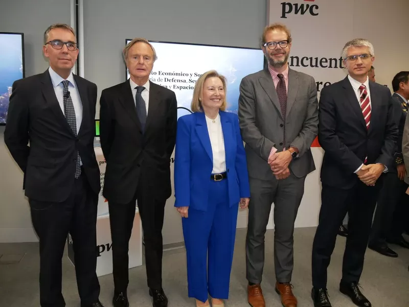 De izquierda a derecha: Bernat Figueras (PwC); Ricardo Mart Flux, Presidente de TEDAE; Mara Amparo Valcarce, Secretaria de Estado de Defensa; Jordi Garca Brustenga, Secretario de Estado de Industria; Jordi Esteve (PwC). Foto: Diego Gmez.