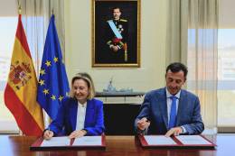 Firma del acuerdo entre secretaria de Estado de Defensa y el presidente de Navantia. (foto: Navantia)