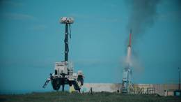 El misil GKSUR IIR abandona el lanzador vertical (ASELSAN)