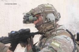 En movimientos como los propios de penetrar a tneles les ser especialmente til a los operadores de la FGNE el usar el material AN/PVS-31. (Octavio Dez Cmara)
