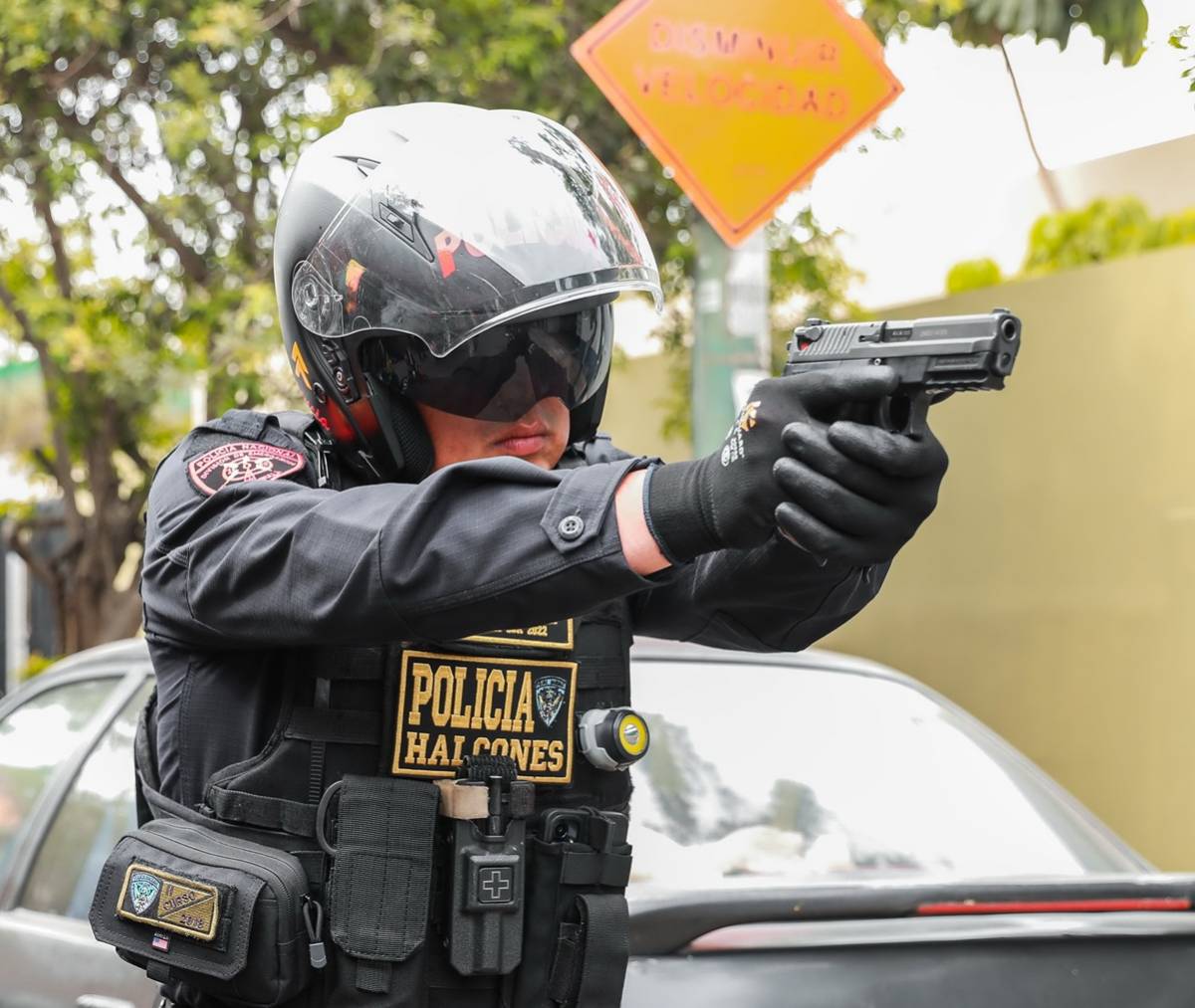 Un policía nacional del Perú con una pistola. Un policía nacional del Perú con una pistola.