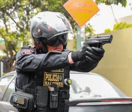 Un polica nacional del Per con una pistola.