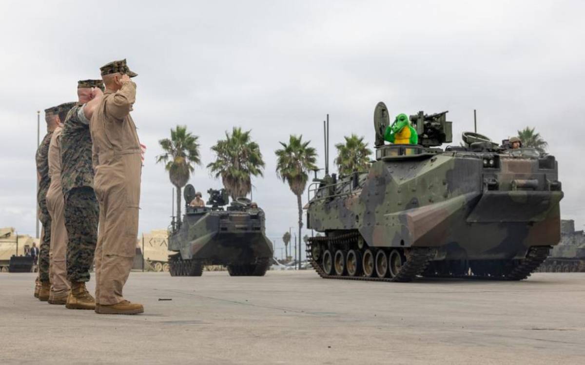 Revista durante la ceremonia de baja formal de los AAV-7A1 en Camp Pendleton. (Foto: USMC) Revista durante la ceremonia de baja formal de los AAV-7A1 en Camp Pendleton. (Foto: USMC)