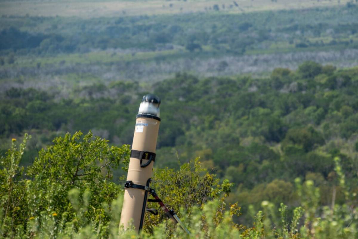 Este Sistema de munición merodeadora es notablemente compacto y puede ocultarse en el terreno para abrir fuego cuando se vea que es más oportuno su uso. (Fort Hood PAO) Este Sistema de munición merodeadora es notablemente compacto y puede ocultarse en el terreno para abrir fuego cuando se vea que es más oportuno su uso. (Fort Hood PAO)