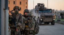 Se va a incidir en la capacitaci�n individual de los combatientes y en qu� se adiestren con m�s y mejores medios. (Arm�e de terre)