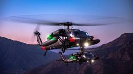 Dos helic�pteros Black Hawk de la Fuerza A�rea de Chile volando en formaci�n.