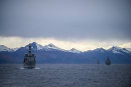 Buques de la Armada de Chile navegando en la regi�n Austral.