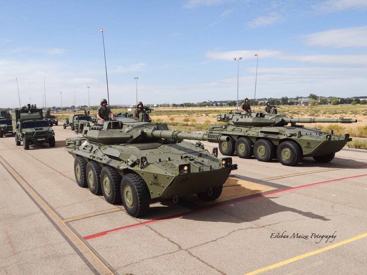 Entre los pocos medios acorazados que participaron este año se encuentran estos dos vehículos Centauro. (foto: Esteban Maiza) Entre los pocos medios acorazados que participaron este año se encuentran estos dos vehículos Centauro. (foto: Esteban Maiza)