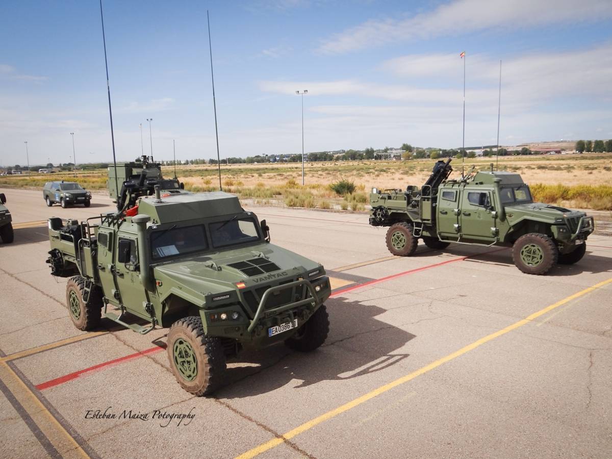 Una de las novedades del desfile fueron los VAMTAC de la versión que integra el mortero EIMOS, de reciente adquisición en las Fuerzas Armadas (participaron dos del EADA y uno de la BRIPAC). (foto: Esteban Maiza) Una de las novedades del desfile fueron los VAMTAC de la versión que integra el mortero EIMOS, de reciente adquisición en las Fuerzas Armadas (participaron dos del EADA y uno de la BRIPAC). (foto: Esteban Maiza)