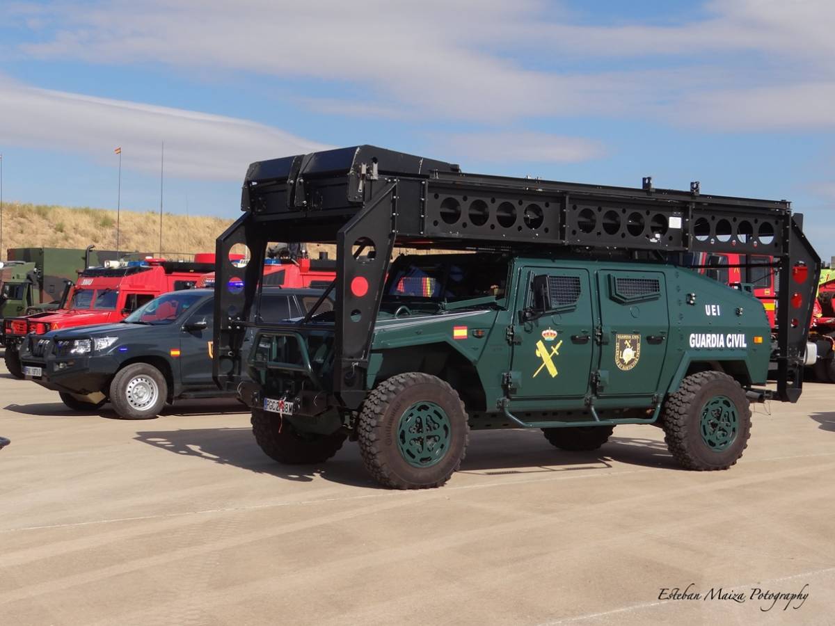 La Guardia Civil aportó, como es ya habitual, el VAMTAC de la UEI con rampa para asaltos de aviones y un Toyota del GAR. (foto: Esteban Maiza) La Guardia Civil aportó, como es ya habitual, el VAMTAC de la UEI con rampa para asaltos de aviones y un Toyota del GAR. (foto: Esteban Maiza)
